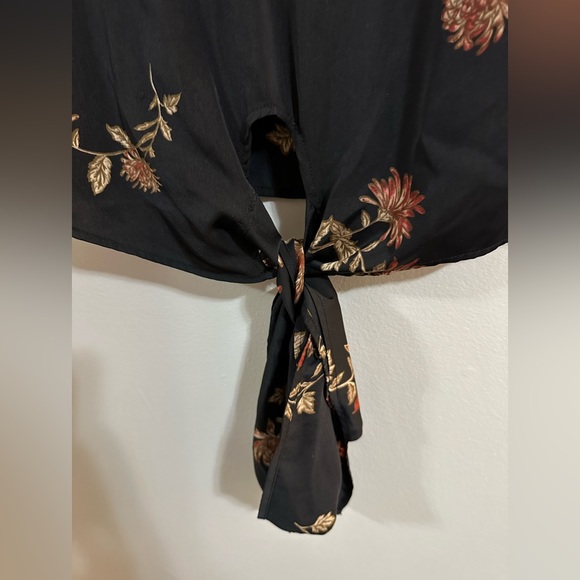Black Dynamite printed top with front knot in size xs - Picture 3 of 4